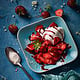 Sauerrahmeis mit Erdbeeren
