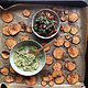 Foodstyling und Foodfotografie: Süßkartoffel-Chips mit Guacamole und Salat