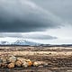 Steinige Landschaft mit grauen Wolken