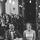 schwarz-weiss Aufnahme der Brautpaares in der Kirche