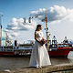 Wunderschöne Braut am Hamburger Hafen