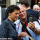 Ein Unterstützer macht ein Selfie mit Sahra Wagenknecht in München