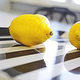 Zitronen auf Tablett