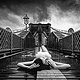 nude-in-public-new-york-brooklyn-bridge-liegend-froschperspektive-SW-final