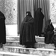 Die geschleierten Frauen vor einer Moschee
