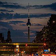 Frankfurter Allee in der Abenddämmerung in Berlin, Deutschland 2019.
