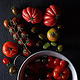 Marius Prions Photo FOOD / Tomaten, verkohltes Holz, Seihe