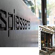 Eingelassenes Logo am Tresen und in goldenen hinterleuchteten Lettern an der Fassade