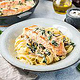 Lachs mit Spinat auf Pasta