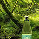 Werbeaufnahme einer Wasserflasche. Nicht im Fotostudio geschossen sondern in der Natur. Advertising shot of a water bottle