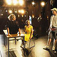 Bart de Clercq auf der Bühne beim Proben mit den Darstellerinnen