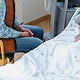 Ehrenamtlicher Helfer in einer Palliativstation in Schweinfurt St. Josef