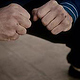 Tiefes stehen – Fäuste angespannt – Energie Kung Fu Training klassisch
