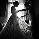 Pre-Wedding Foto – die letzten Handgriffe am Brautkleid