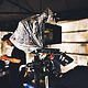 Unter dem Regenschutz befindet sich die Arri Alexa Mini LF