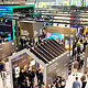 Halbtotale mit innovativem Messebau und einem gut besuchten Stand