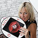 DJane Simoné mit zwei Schallplatten