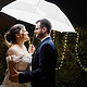 Brautpaar unter Schirm
