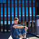 Outdoor-Portrait mit urbanem Hintergrund. Natürliches Tageslicht, entspannte Pose. Aufgenommen in Dortmund