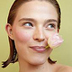 Beautyaufnahme mit floralen Elementen und natürlicher, frischer Ausstrahlung.