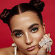 Klassisches Beauty-Portrait mit Fokus auf Make-up und Details.