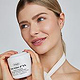 Natürliches Hautbild im Fokus – ideal für Beauty- und Hautpflegekampagnen.