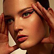 Editorial Beautyaufnahme mit kreativem dekorativem Make-up und ausdrucksstarker Bildsprache.