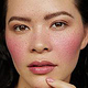 Natürliches Beautybild mit Fokus auf hochwertiges Make-up und ein harmonisches Gesamtbild.