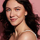 Beautyaufnahme mit natürlichem dekorativem Make-up und authentischer Ausstrahlung für Beauty- und Kosmetikkampagnen.