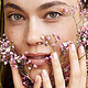 Beautyaufnahme mit floralen Elementen und natürlicher, frischer Ausstrahlung.