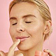 Natürliches Hautbild im Fokus – ideal für Beauty- und Hautpflegekampagnen.