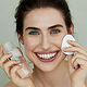 Authentisches Skin-Care-Portrait mit weichem Licht und minimalem Make-up.