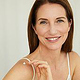 Authentisches Skin-Care-Portrait einer Best-Ager-Frau mit natürlicher Haut und zeitloser Ausstrahlung.