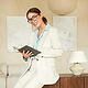 Moderne Businessfotografie mit Accessoires wie Laptop, Brille oder Notizbuch für authentische Business- und Commercial-Looks.