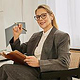 Moderne Businessfotografie mit Brille und Notizbuch für authentische Business- und Commercial-Looks.