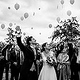 Luftballons mit Glückwünschen für das Brautpaar fliegen lassen