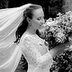Brautfotos mit wehendem Brautschleider und wunderschönen Blumen