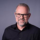 business-headshot-manager-grauer-hintergrund