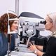 businessfoto-augenoptikerin-augenuntersuchung-ulrich-roth