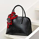 produktfoto-handtasche-schwarz-rot-accessoire-ulrich-roth