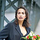 Unternehmerin mit Blumen