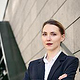 Businessportrait vor moderner Architektur
