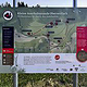 Infotafel des Themenwanderwegs „Kleine Auerhuhnrunde“ mit Kartendarstellung