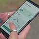 Detail – echter Daumen und Ring vor dem neuen Interface